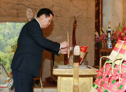 Vize-Premierminister Vuong Dinh Hue besucht die nationale historische Gedenkstätte Pac Bo - ảnh 1