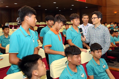 Vize-Premierminister Vu Duc Dam: sich auf die Entwicklung des professionellen jungen Fußballs konzentrieren - ảnh 1