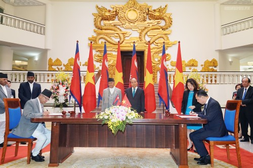Premierminister Nguyen Xuan Phuc führt Gespräch mit dem nepalesischen Ministerpräsident Prasad Sharma Oli - ảnh 1