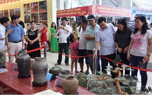 Ausstellung “Thanh Hoa früher und heute” weckt den Stolz auf die Tradition der Provinz Thanh Hoa - ảnh 1