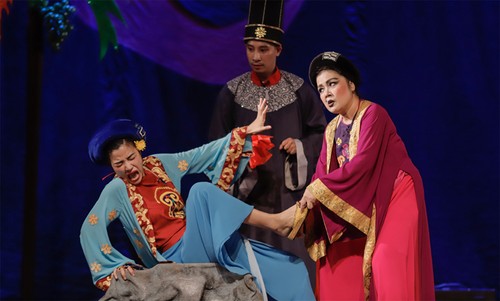 “Tam Cam”-Theaterstück des singapurischen Regisseurs erfreut sich großer Beliebtheit in Hanoi - ảnh 1