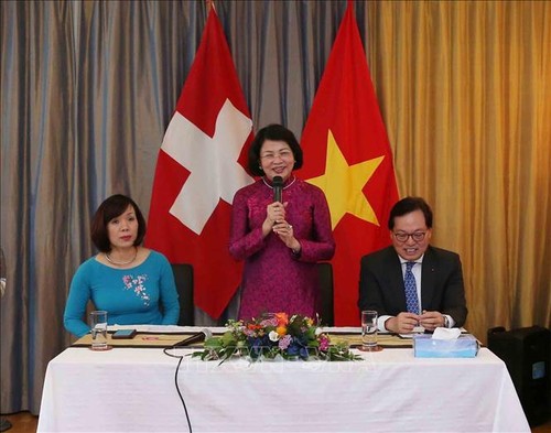 Vize-Staatspräsidentin Dang Thi Ngoc Thinh trifft Vertreter der vietnamesischen Gemeinschaft in der Schweiz - ảnh 1