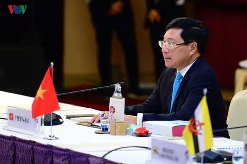 Bilaterale Treffen des Vize-Premierministers, Außenministers Pham Binh Minh bei AMM-52 - ảnh 1