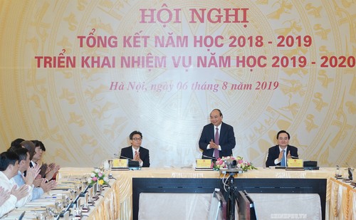 Premierminister Nguyen Xuan Phuc nimmt an der Konferenz über Aufgaben des Studienjahres 2019-2020 teil - ảnh 1