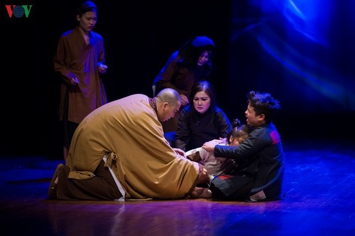 Theaterstück ”Legende des Hügelchens Rong Ap” gewinnt Goldenen Preis beim Festival der Bühnenkunst in Nanning - ảnh 1