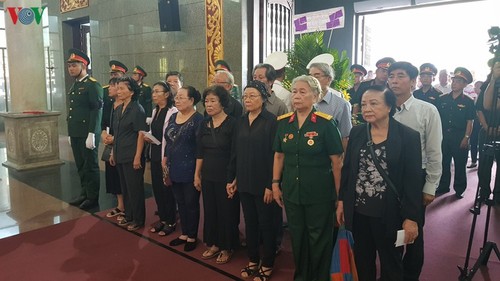 Kameraden, Verwandte und Bekannte besuchen Gedenkfeier für Held der Volkstreitkräfte Nguyen Van Bay - ảnh 1