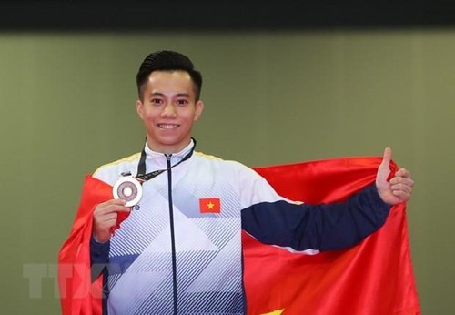 Le Thanh Tung gewinnt das zweite Ticket für vietnamesisches Turnen zur Teilnahme an Olympischen Spielen 2020 - ảnh 1