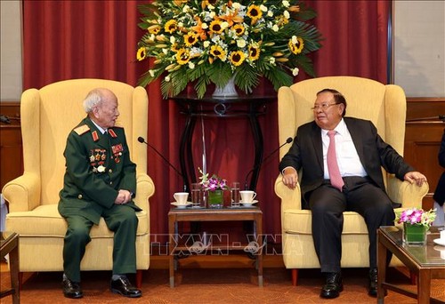 Laotischer Partei- und Staatschef Bounnhang Vorachith empfängt ehemalige freiwillige Soldaten und Experten Vietnams - ảnh 1