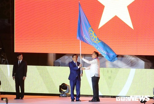 Vietnam erhält von den Philippinen Gastgeberfahne der 31. Südostasien-Spiele - ảnh 1