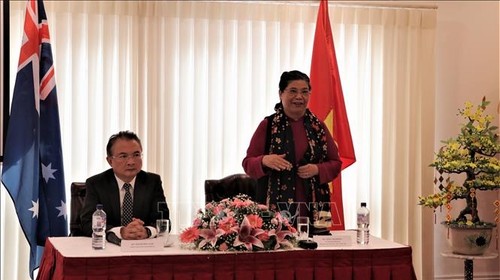 Vize-Parlamentspräsidentin Tong Thi Phong besucht vietnamesische Botschaft in Australien - ảnh 1