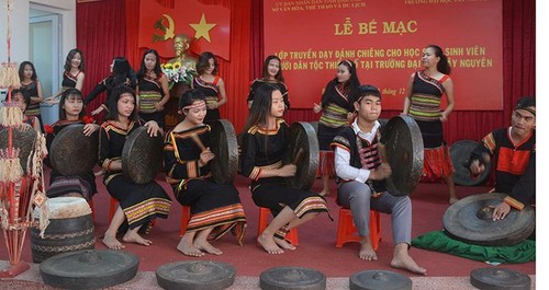 Dak Lak leitet die Liebe zur Gong-Kultur an Studenten weiter - ảnh 1