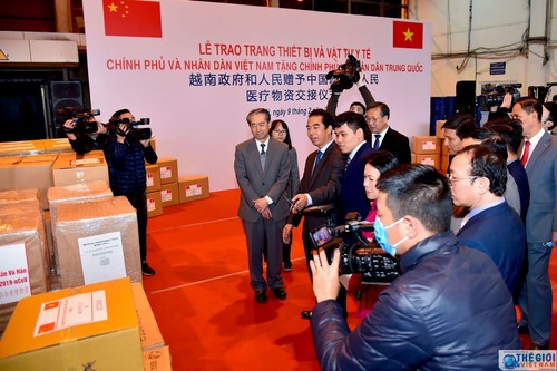 Vietnam überreicht China medizinische Geräte und Zubehör - ảnh 1