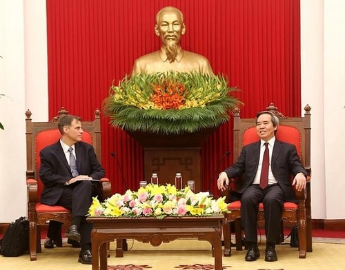 Leiter der Zentralwirtschaftskommission Nguyen Van Binh empfängt Vize-Assistenten des US-Finanzministers - ảnh 1