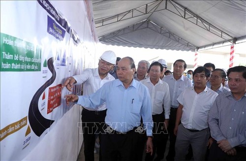 Premierminister Nguyen Xuan Phuc überprüft den Bauprozess der Autobahn Trung Luong-My Thuan - ảnh 1
