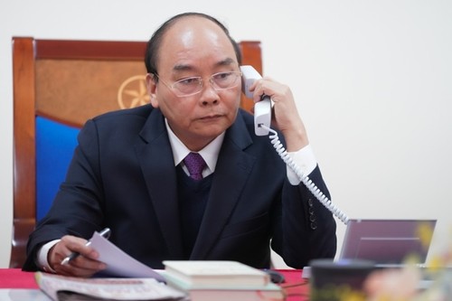 Premierminister Nguyen Xuan Phuc diskutiert die Covid-19-Bekämpfung mit Regierungschefs Japans und Tschechiens - ảnh 1