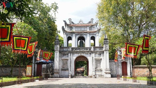 Gedenkstätten in Hanoi am ersten Tag der Wiedereröffnung - ảnh 1