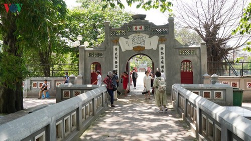 Gedenkstätten in Hanoi am ersten Tag der Wiedereröffnung - ảnh 6