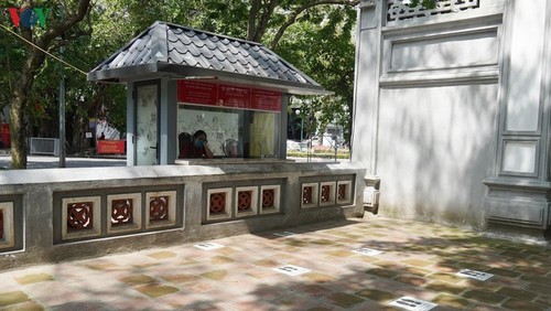 Gedenkstätten in Hanoi am ersten Tag der Wiedereröffnung - ảnh 7