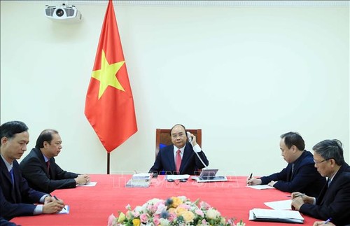 Premierminister Nguyen Xuan Phuc führt Telefongespräch mit seinem singapurischen Amtskollegen - ảnh 1