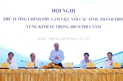 Erörterung von Maßnahmen für die wirtschaftliche Erholung in den südvietnamesischen Provinzen - ảnh 1