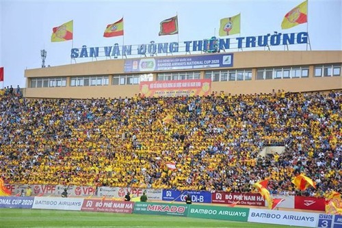 Reuters berichtet über das Bild der “Massen-Fans” in der vietnamesischen Fußballnationalmeisterschaft 2020 - ảnh 1