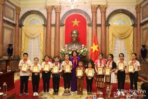 Vize-Staatspräsidentin Dang Thi Ngoc Thinh trifft hervorragende Kinder der Provinz Nghe An - ảnh 1