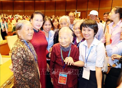 Parlamentspräsidentin Nguyen Thi Kim Ngan trifft Heldenmütter - ảnh 1