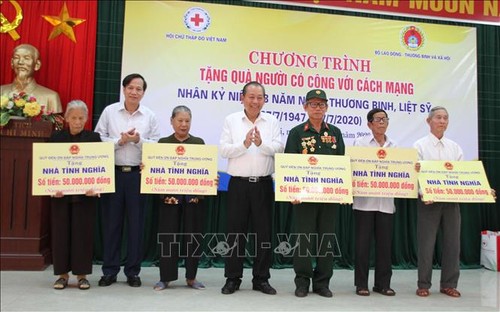 Programm “Menschen mit verdienstvollen Leistungen für die Revolution Geschenke überreichen” in Quang Tri - ảnh 1