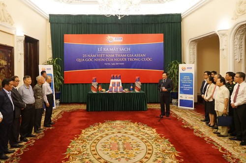 Veröffentlichung des Buches “25 Jahre ASEAN-Beitritt Vietnams aus der Sicht von Insidern” - ảnh 1