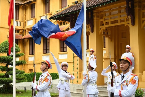 Zeremonie zum Hissen der Flaggen zum 53. Gründungstag der ASEAN - ảnh 1