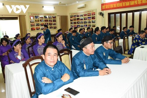 Männliche Angestellte in Hue tragen Ao Dai zur Arbeit: Traditionelle Trachten des Volkes bewahren - ảnh 2