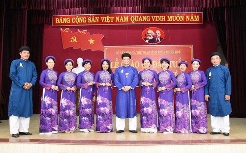 Männliche Angestellte in Hue tragen Ao Dai zur Arbeit: Traditionelle Trachten des Volkes bewahren - ảnh 3