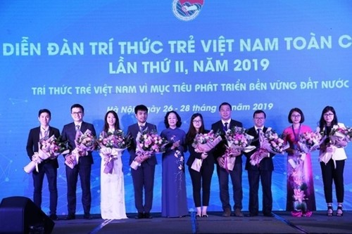 Initiativen zur sozioökonomischen Entwicklung auf dem Forum für vietnamesische junge Intellektuelle  - ảnh 1
