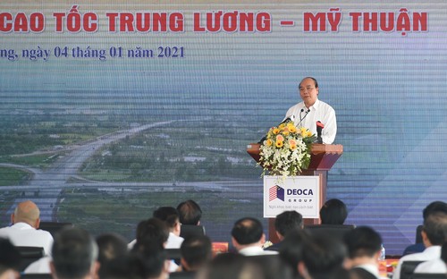 Premierminister Nguyen Xuan Phuc erteilt Befehl zum Baubeginn der Autobahn My Thuan – Can Tho - ảnh 1