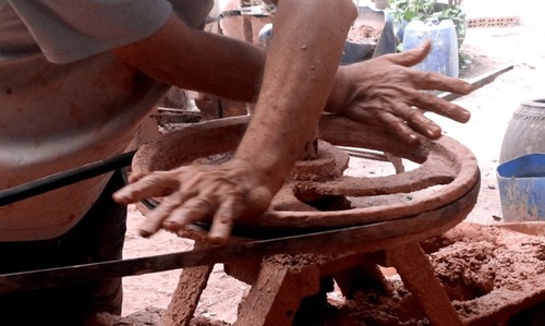 Keramik-Dorf in Binh Duong stellt in der Tet-Saison “goldene Büffel” her - ảnh 2
