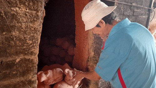 Keramik-Dorf in Binh Duong stellt in der Tet-Saison “goldene Büffel” her - ảnh 5
