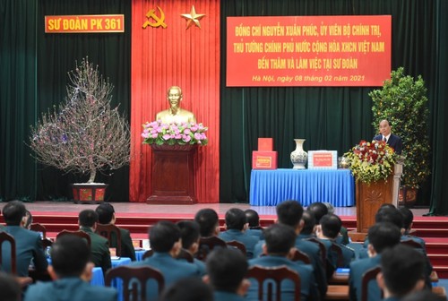 Premierminister Nguyen Xuan Phuc beglückwunscht die Luftverteidigungsdivision Hanoi zum Tetfest - ảnh 1