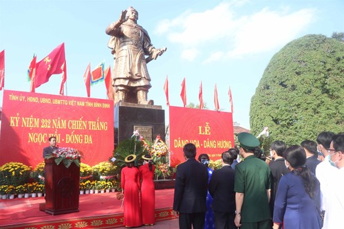 Räucherstäbchen zum Andenken an Soldaten Tay Son anlässlich des 232. Jahrestags des Sieges Ngoc Hoi – Dong Da anzünden - ảnh 1