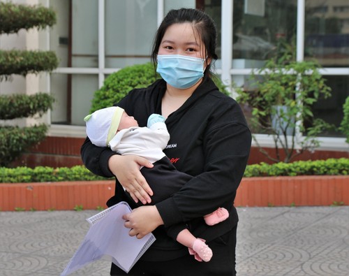Der erste neugeborene Covid-19-Patient in Vietnam ist wieder gesund - ảnh 1