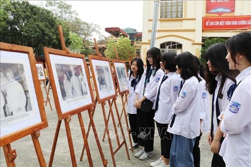 Ausstellung der Bilder des Präsidenten Ho Chi Minh mit Parlamentswahlen - ảnh 1