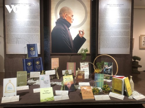 Ausstellung der Kalligraphiewerke und Bücher des Mönchs Thich Nhat Hanh - ảnh 1