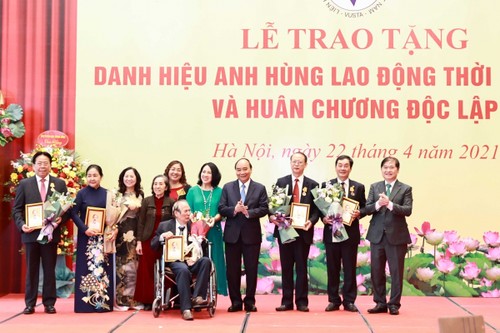 Staatspräsident Nguyen Xuan Phuc überreicht Menschen mit verdientsvoller Leistung den Titel “Held der Arbeit” - ảnh 1