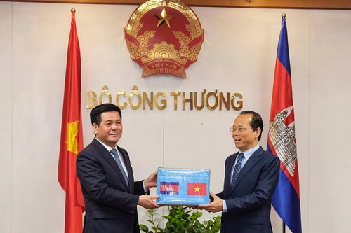 Zusammenarbeit zwischen Vietnam und Kambodscha in den Bereichen Handel, Industrie und Energie verstärken - ảnh 1