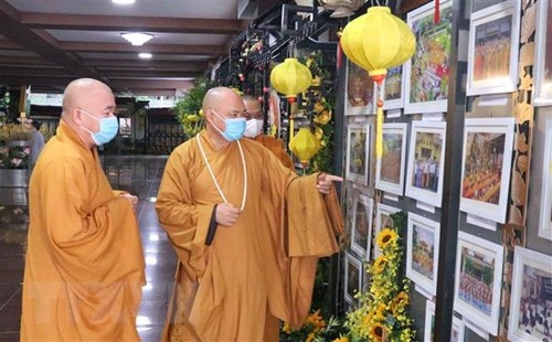 Fotoausstellung über buddhistische Aktivitäten zum 40. Gründungstag des vietnamesischen buddhistischen Verbands - ảnh 1
