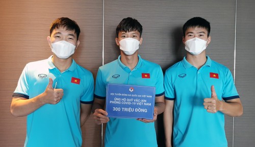 Vietnams Fußballnationalmannschaft unterstützt den Impfstoff-Fonds gegen Covid-19 mit 13.000 US-Dollar - ảnh 1