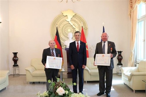 Verleihung des Freundschaftsordens des vietnamesischen Staates an zwei Deutsche - ảnh 1
