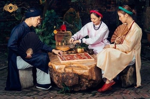 Traditionelle Trachten heben vietnamesische Kulturwerte hervor - ảnh 1