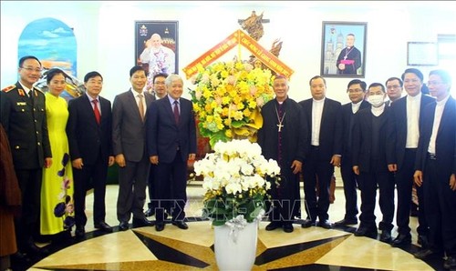 Der Vorsitzende der Vaterländischen Front Vietnams besucht Bischofskirche der Diözese Vinh in Nghe An - ảnh 1