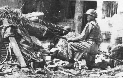 Ausstellung der Archivbilder über den Kampfgeist der Bewohner und Soldaten der Hauptstadt Hanoi vor 75 Jahren - ảnh 1