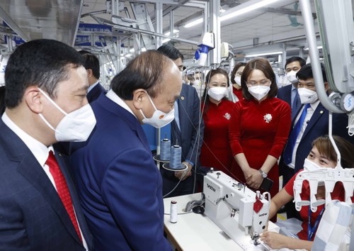 Staatspräsident Nguyen Xuan Phuc nimmt am Start der Wettbewerbsbewegungen des vietnamesischen Textilkonzerns teil - ảnh 1